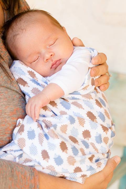 新生儿母乳喂养姿势母乳喂养需要注意什么