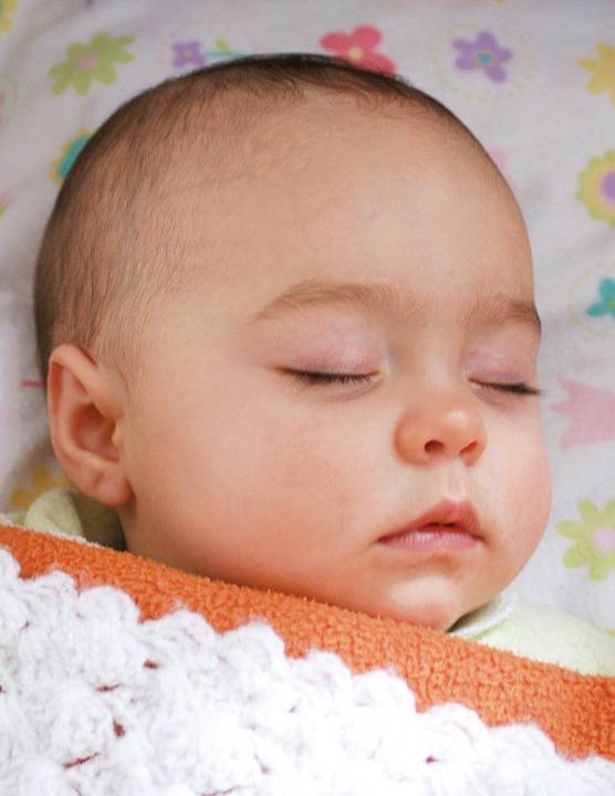 宝宝睡觉后背出汗原因三种原因导致宝宝睡觉出汗
