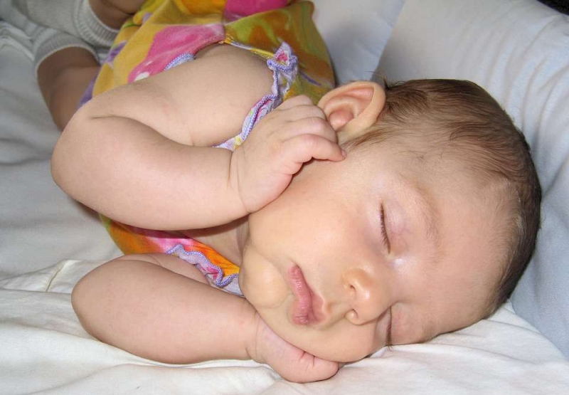 揭秘新生儿睡觉的时候全身在挣扎原因新生儿睡姿的健康异常信号
