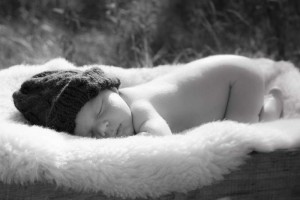 新生儿睡觉使劲脸通红怎么回事新生儿的正确睡姿有哪些
